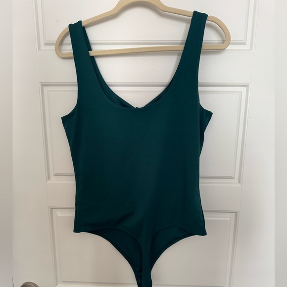 Express Body Contour High Compression Scoop Neck Bodysuit - Picture 3 of 4